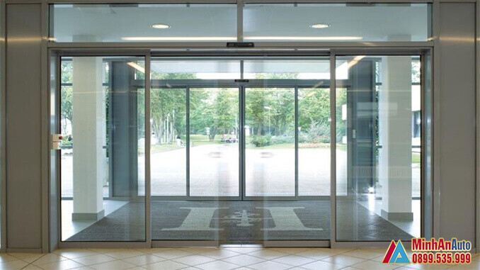 Hệ thống cửa tự động hiện đại tại một trung tâm thương mại