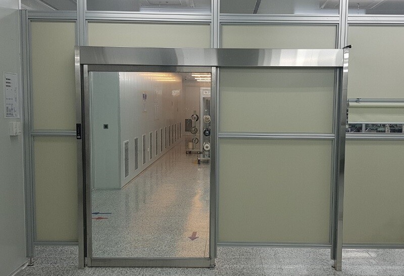 Cửa tự động nhà máy khung inox kết hợp cửa kính phổ biến nhất.