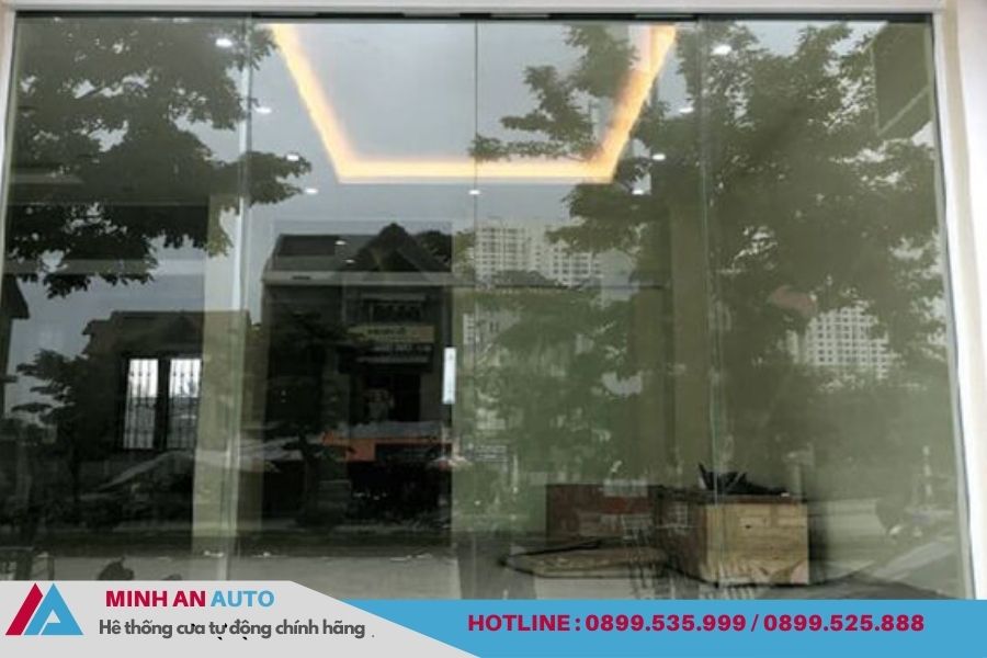 Kỹ thuật viên Minh An Auto đang lắp đặt cửa tự động khung inox tại Bắc Ninh