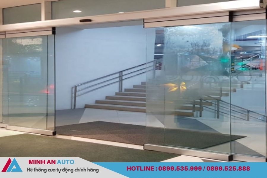 Cửa tự động hiện đại tại tiền sảnh khách sạn ở Bắc Ninh