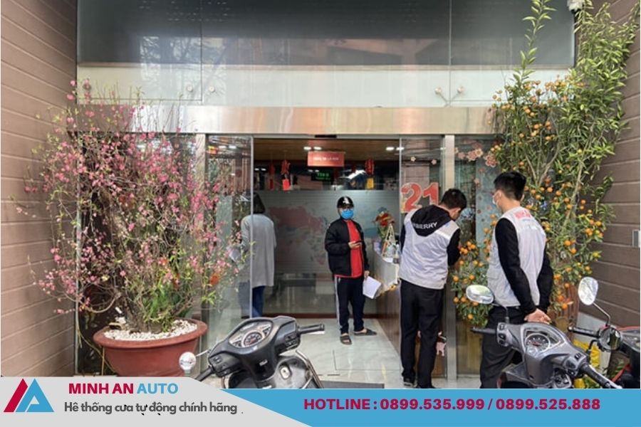 Mẫu cửa tự động Hàn Quốc đội ngũ nhân viên của Minh An Window lắp đặt cho văn phòng công ty