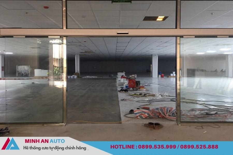 Nhân viên Minh An Auto đang lắp đặt cửa tự động tại Hưng Yên.