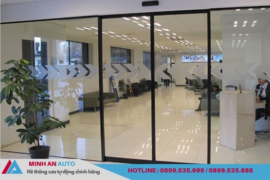 Đội ngũ Minh An Auto thi công lắp đặt cửa tự động Swico