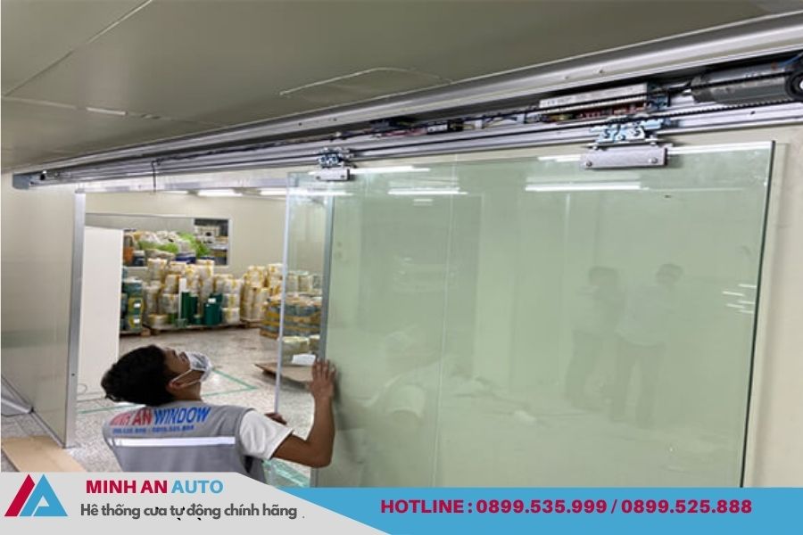 Hình ảnh đang thi công cửa tự động – tổ đội Minh An Auto