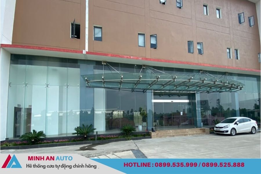 Mẫu cửa tự động Woosung và mái kính cường lực – Minh An Auto lắp đặt cho nhà máy Tân Hà Phát