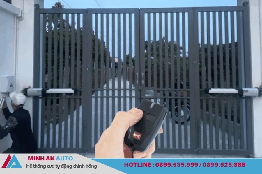 Hệ thống cửa cổng tự động mô tơ tay đòn điều khiển từ xa