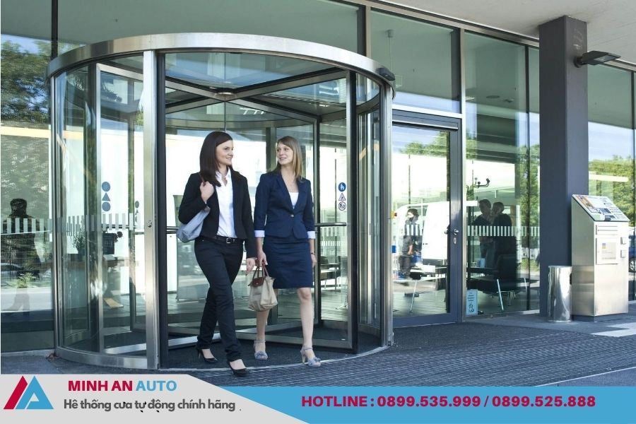 Cửa xoay tự động Blasi kính hiện đại