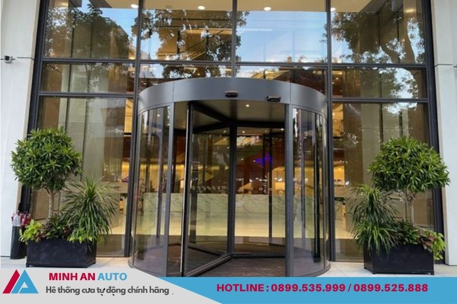 Cửa xoay tự động Blasi kính cho lối vào hiện đại