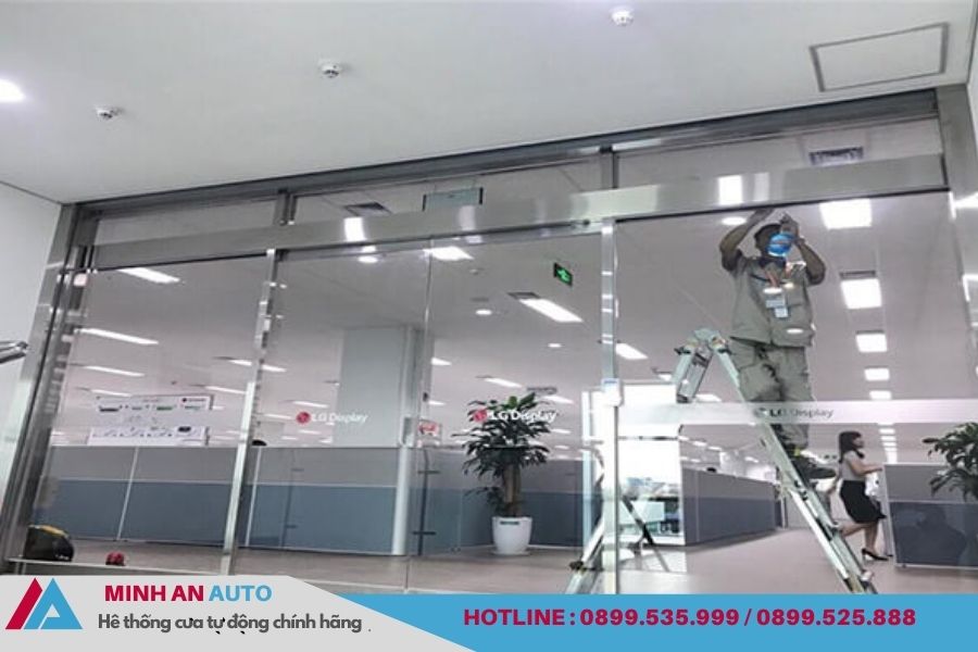 Lắp đặt cửa kính tự động Minh An Auto cho văn phòng