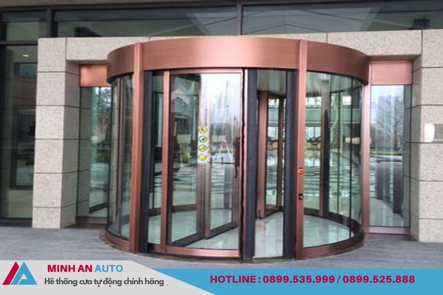 Cửa xoay tự động kính đồng sang trọng cho công trình
