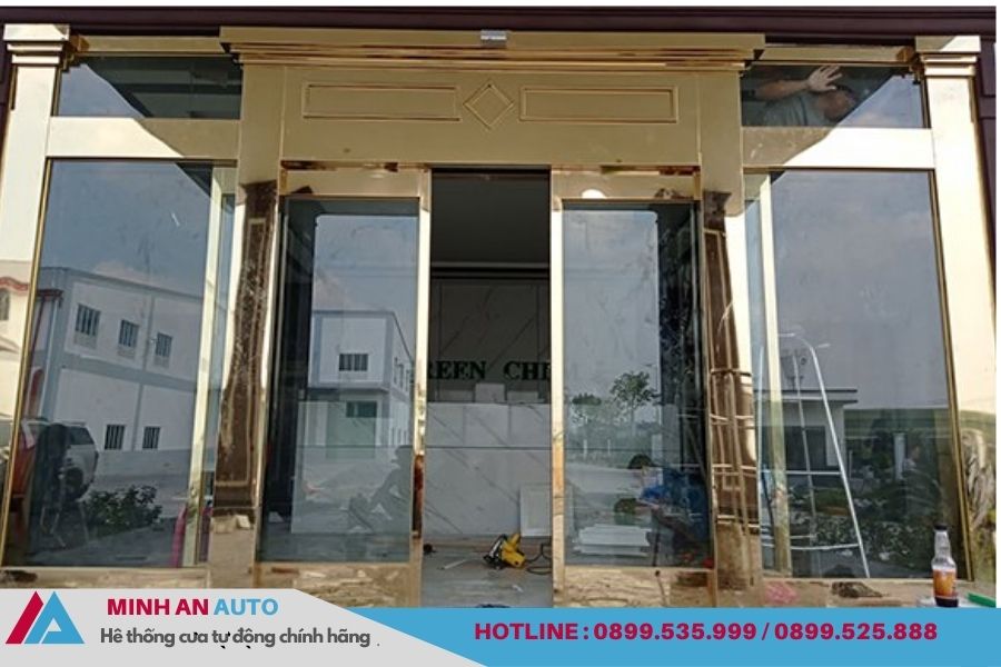 Cửa Tự Động Inox Vàng Gương Cao Cấp | Báo Giá & Thi Công 3 Cửa tự động inox vàng gương cao cấp đang lắp đặt