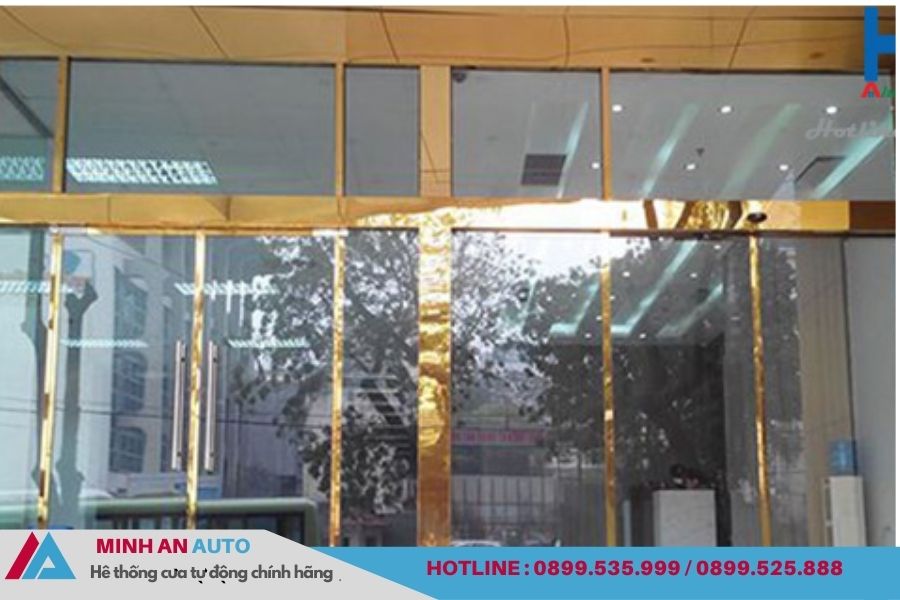Cửa Tự Động Inox Vàng Gương Cao Cấp | Báo Giá & Thi Công 7 Cửa Kính Tự Động Khung Inox Vàng Gương Cao Cấp