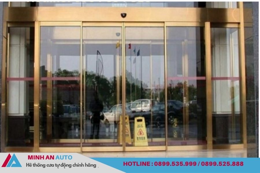 Cửa Tự Động Inox Vàng Gương Cao Cấp | Báo Giá & Thi Công 2 Cửa tự động inox vàng gương cao cấp cho công trình