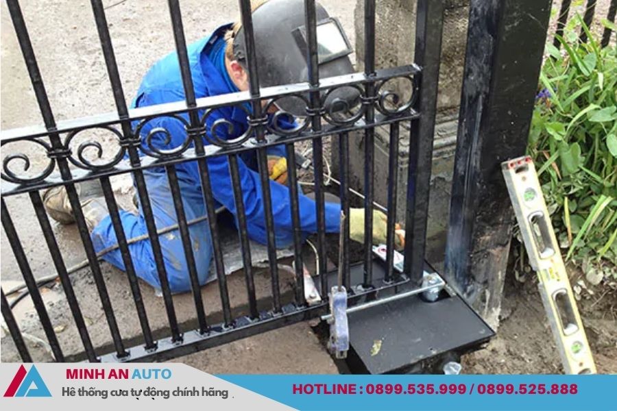 Thợ hàn lắp đặt cửa tự động âm sàn