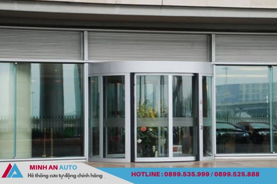 Cửa xoay tự động kính hiện đại