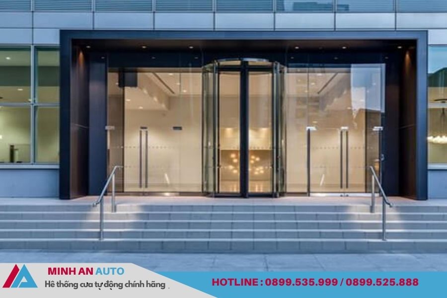 Cửa tự động quay và cửa trượt kính hiện đại