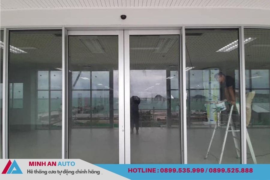 Hệ thống cửa kính trượt tự động hiện đại