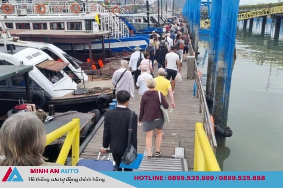 Khai Trương cảng tàu khách Quốc Tế Hạ Long 3 Khách du lịch và tàu thuyền tại cảng Hạ Long