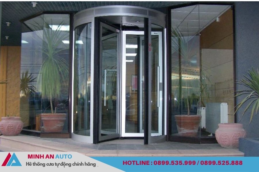Cửa xoay tự động kính hiện đại cho lối vào