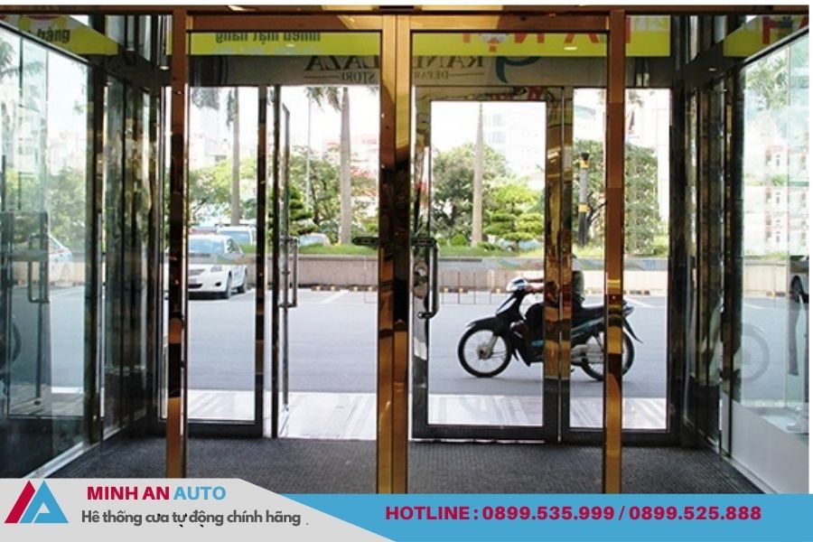 Cửa tự động quay kính vàng hiện đại