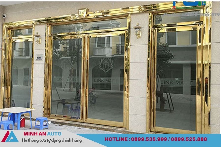 Cửa tự động kính khung vàng sang trọng tại trung tâm thương mại