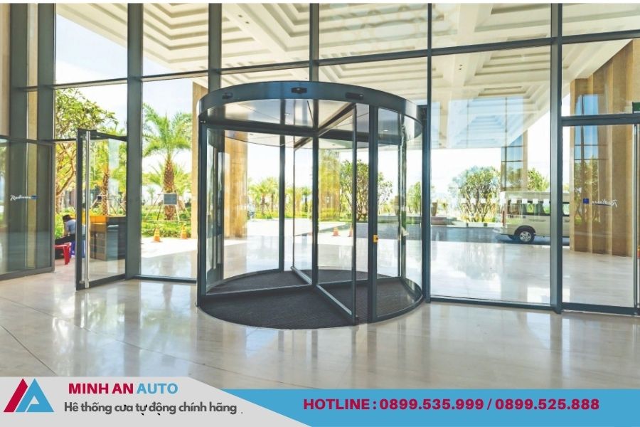 Cửa xoay tự động tại khách sạn DIC Star Vĩnh Phúc