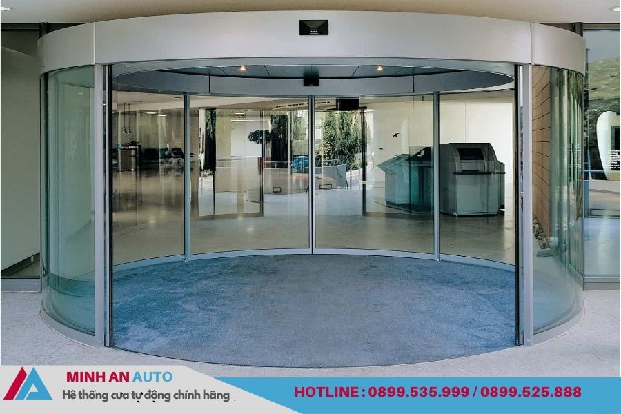 Cửa tự động cánh cong hiện đại tại sảnh tòa nhà văn phòng